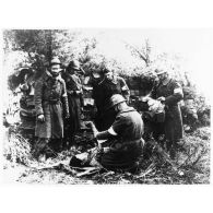 Libération de la Corse. Blessé soigné dans un poste de secours dans le maquis corse.