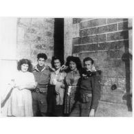 Photographie de groupe de femmes corses et de commandos français (il s'agit probablement de patriotes corses qui ont rejoint le Bataillon de choc).
