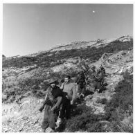 Libération de la Corse. Résistant corse guidant des goumiers dans le maquis.