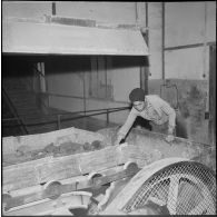 Les mines du Kouif. Triage du minerai.