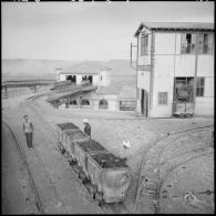 Chargement du minerai sur les wagonnettes.
