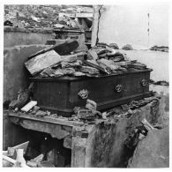 Le cimetière de Bastia après l'explosion du dépôt allemand de munitions.