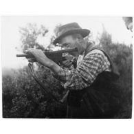 Libération de la Corse. Résistant corse posté dans le maquis, armé d'un pistolet-mitrailleur Sten Mk II.