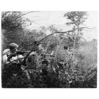 Libération de la Corse. Résistants corses dans le maquis armés de pistolets-mitrailleurs Sten Mk II.
