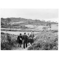 Libération de la Corse. Des tirailleurs marocains, en mission de reconnaissance, sont guidés vers le col de San Stefano par des partisans corses.