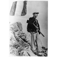 Résistant corse armé d'un fusil de chasse dans le maquis.