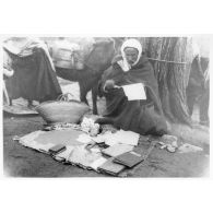 Photographie : portrait d'un écrivain public.