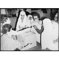 Photographie : des femmes réunies dans une section administrative.