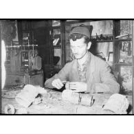 Photographie : portrait d'un joaillier dans son atelier.