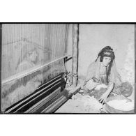 Photographie : femmes à l'intérieur d'un atelier de tissage.