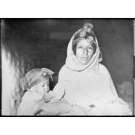 Photographie : portrait d'une femme et de son enfant.