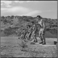 Arzew. CIPCG (centre d'instruction à la pacification et à la contre-guérilla). Exercice de tir instinctif : entrainement des officiers stagiaires.
