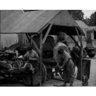 [Réparation de camions par des femmes et instruction des soldats noirs du 371e régiment d'infanterie américain.]