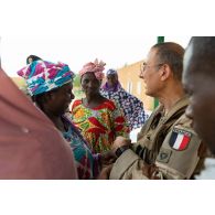 Un aumônier musulman discute avec des membres de l'institut des jeunes aveugles (IJA) de Gao, au Mali.