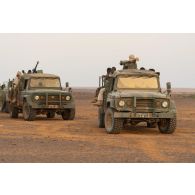 Des soldats maliens progressent à bord de leur pick-up dans la région de Tabankort, au Mali.