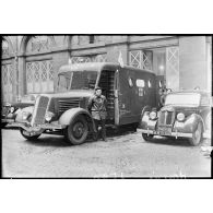Camion ambulance de la Marine nationale (non identifié).