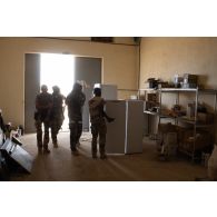 Le capitaine Sidibé inspecte les stocks de vivres de l'ordinaire de la base de Tessalit, au Mali.