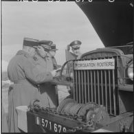 Visite d'une mission du Military assistance and advisory group (MAAG) en zone nord oranais (ZNO). Les autorités regardent les papiers concernant un camion de la circulation routière.