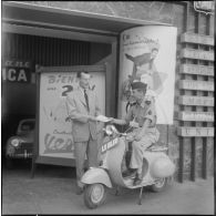 Un militaire sur un scooter de type Vespa. [Description en cours]