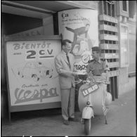Un militaire sur un scooter de type Vespa. [Description en cours]