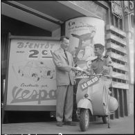 Un militaire sur un scooter de type Vespa. [Description en cours]