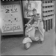 Un militaire sur un scooter de type Vespa. [Description en cours]
