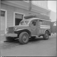 Remise d'un camion radiophonique à Alger. [Description en cours]
