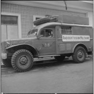 Remise d'un camion radiophonique à Alger. [Description en cours]