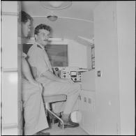 Remise d'un camion radiophonique à Alger. [Description en cours]