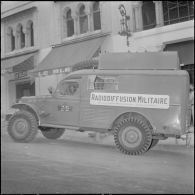Remise d'un camion radiophonique à Alger. [Description en cours]
