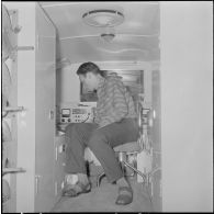 Remise d'un camion radiophonique à Alger. [Description en cours]