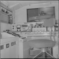 Remise d'un camion radiophonique à Alger. [Description en cours]