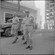 Remise d'un camion radiophonique à Alger. [Description en cours]