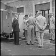 Remise d'un camion radiophonique à Alger. [Description en cours]