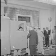 Remise d'un camion radiophonique à Alger. [Description en cours]