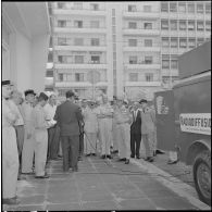 Remise d'un camion radiophonique à Alger. [Description en cours]