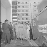 Remise d'un camion radiophonique à Alger. [Description en cours]