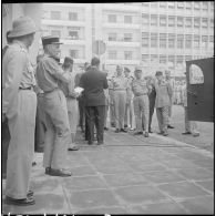 Remise d'un camion radiophonique à Alger. [Description en cours]