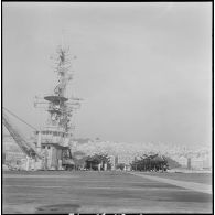 Le porte-avions La Fayette dans le port d'Alger. [Description en cours]