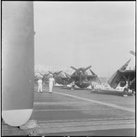 Le porte-avions La Fayette dans le port d'Alger. [Description en cours]