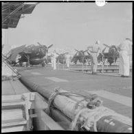 Le porte-avions La Fayette dans le port d'Alger. [Description en cours]