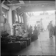 Le porte-avions La Fayette dans le port d'Alger. [Description en cours]