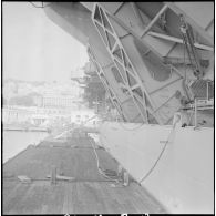 Le porte-avions La Fayette dans le port d'Alger. [Description en cours]