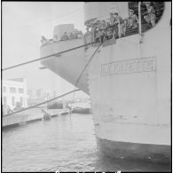 Le porte-avions La Fayette dans le port d'Alger. [Description en cours]