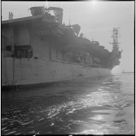 Le porte-avions La Fayette dans le port d'Alger. [Description en cours]