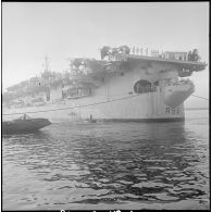 Le porte-avions La Fayette dans le port d'Alger. [Description en cours]