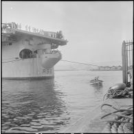 Le porte-avions La Fayette dans le port d'Alger. [Description en cours]