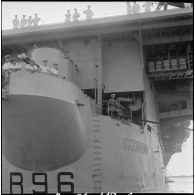 Le porte-avions La Fayette dans le port d'Alger. [Description en cours]