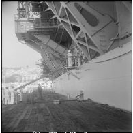 Le porte-avions La Fayette dans le port d'Alger. [Description en cours]