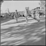 Remise de décorations à la 10e COMA. [Description en cours]